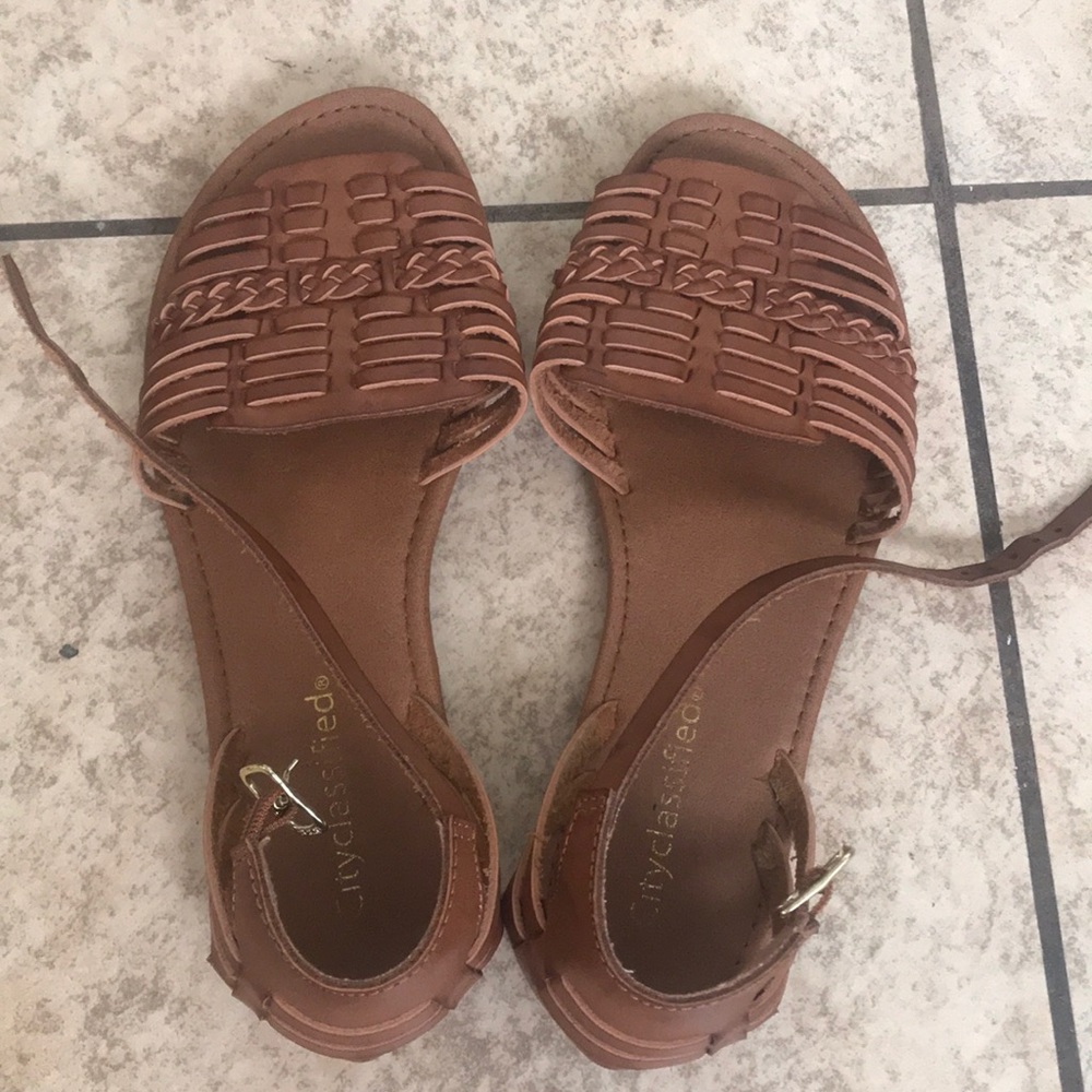 Tilly’s brown sandals